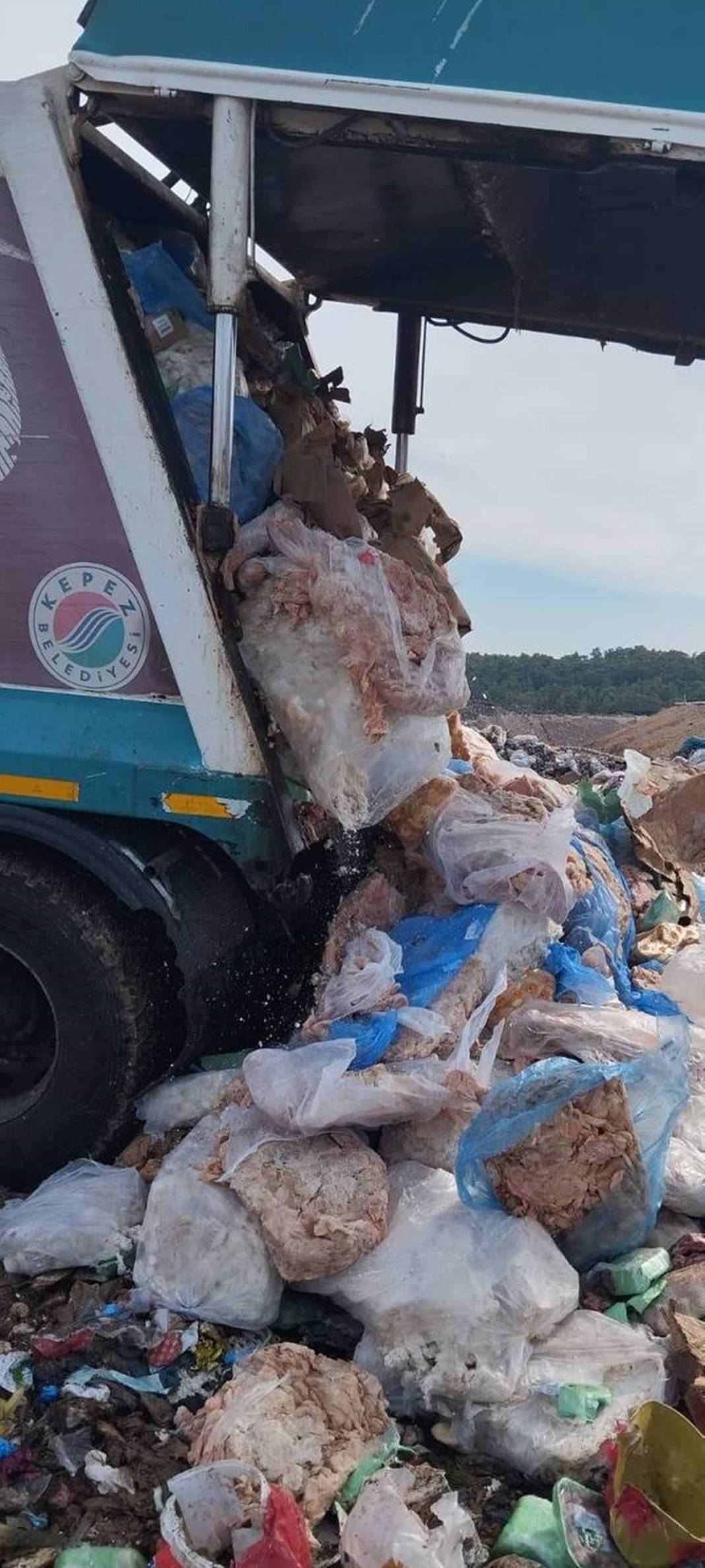 O kentte 17 ton çürümüş et ele geçirildi! Restoranlara satmak üzereyken yakalandılar 5